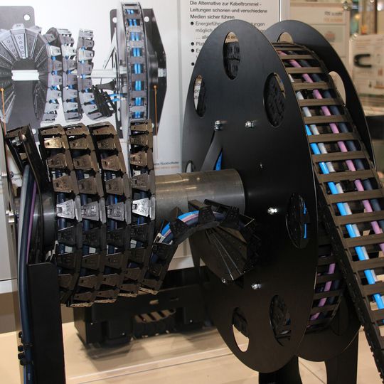 Das aufrollbare Energiekettensystem „E-Spool“ hat Igus auf der Motek 2012 nun in mehreren neuen Varianten vorgestellt.