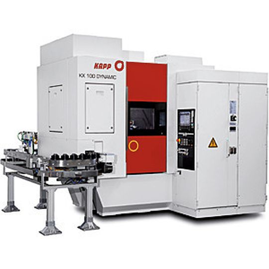 Bild 1: Die patentierte Kapp KX 100 Dynamic kombiniert kurze Neben- und Rüstzeiten mit einem integrierten Automationskonzept zum wirtschaftlicheren Verzahnungsschleifen. Bild 1: Die patentierte Kapp KX 100 Dynamic kombiniert kurze Neben- und Rüstzeiten mit einem integrierten Automationskonzept zum wirtschaftlicheren Verzahnungsschleifen.