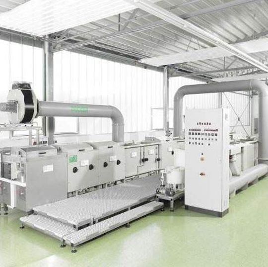 Mit der Hand-Eloxal-Anlage Lynx können Aluminiumbauteilhersteller ihre Rohteile im eigenen Unternehmen selbst veredeln.