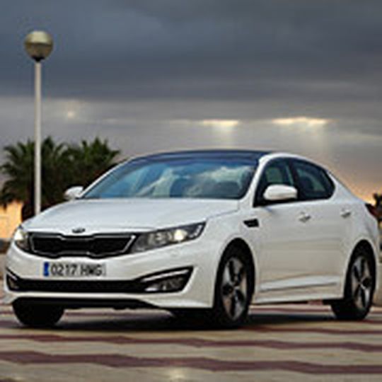 Der Kia Optima Hybrid ist ab Anfang 2013 für mindestens 29.990 Euro erhältlich. Der Kia Optima Hybrid ist ab Anfang 2013 für mindestens 29.990 Euro erhältlich.