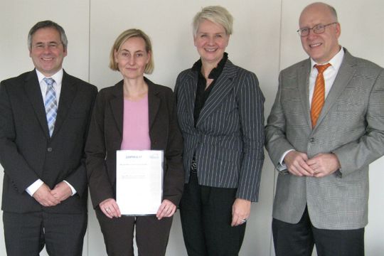 Bestanden: Der Zertifzierungskreis gratuliert Cornelia Schmitz (2.v.li.) zur Folgezertifizierung von Mazda: Peter Schieder (li.), Birgit Behrens und Jürgen Bedel.