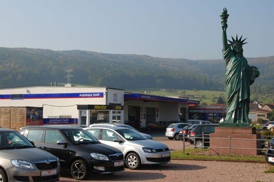 Das New Yorker Denkmal repräsentiert die Markenfreiheit des Kfz-Betriebs. Das New Yorker Denkmal repräsentiert die Markenfreiheit des Kfz-Betriebs.