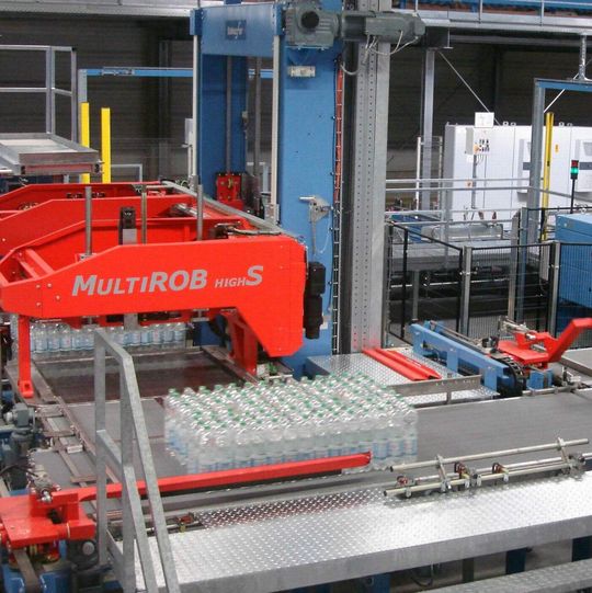 Die Anlage von Schafer setzt beim Transport von Mineralwasser-PET-Flaschen auf Sicherheitssensoren von Leuze Electronic, darunter Lichtschranken-Sets. Die Anlage von Schafer setzt beim Transport von Mineralwasser-PET-Flaschen auf Sicherheitssensoren von Leuze Electronic, darunter Lichtschranken-Sets.