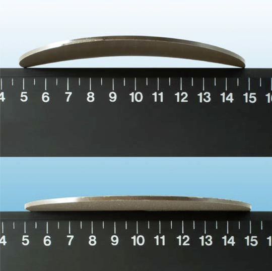 Eine Trägerplatte mit 10 mm Durchmesser aus einem herkömmlichen glasfaserverstärkten Kunststoff (oben) weist beim Abkühlen im Vergleich mit einer Probe aus der neuen ‚D6‘ Familie von LATI (unten) deutlichen Verzug auf. Eine Trägerplatte mit 10 mm Durchmesser aus einem herkömmlichen glasfaserverstärkten Kunststoff (oben) weist beim Abkühlen im Vergleich mit einer Probe aus der neuen ‚D6‘ Familie von LATI (unten) deutlichen Verzug auf.