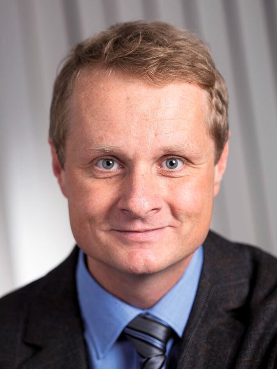 Zur Ermittlung der optimalen Lösungsvariante für eine anspruchsvolle Prozessmessung muss als erstes das eigentliche Messziel genau definiert werden. „Soll mit der Prozessmessung eine einfache Produkterkennung realisiert oder Prozessparameter gezielt optimiert werden?“ Je nach Antwort auf diese Fragestellung ergeben sich unterschiedliche Anforderungen in puncto Messgenauigkeit. Diese, gemeinsam mit dem Messmedium, dem Konzentrations- und Temperaturbereich sind bei der Auswahl der optimalen Messgröße und Berechnungsalgorithmen entscheidend. Es ist für den Anwender daher wichtig, seine Ist-Situation genau zu erfassen und sich beim Kauf eines Sensors für einen Partner zu entscheiden, der über langjähriges Applikationsentwicklungs-Know-how verfügt. Darüber hinaus sollte auch auf die Vergleichbarkeit mit der Labormessung, Reaktionsgeschwindigkeit des Sensors auf Prozessänderungen, Robustheit sowie Wirtschaftlichkeit (Beschaffung, Integration, laufende Kosten und Service) geachtet werden. Zur Ermittlung der optimalen Lösungsvariante für eine anspruchsvolle Prozessmessung muss als erstes das eigentliche Messziel genau definiert werden. „Soll mit der Prozessmessung eine einfache Produkterkennung realisiert oder Prozessparameter gezielt optimiert werden?“ Je nach Antwort auf diese Fragestellung ergeben sich unterschiedliche Anforderungen in puncto Messgenauigkeit. Diese, gemeinsam mit dem Messmedium, dem Konzentrations- und Temperaturbereich sind bei der Auswahl der optimalen Messgröße und Berechnungsalgorithmen entscheidend. Es ist für den Anwender daher wichtig, seine Ist-Situation genau zu erfassen und sich beim Kauf eines Sensors für einen Partner zu entscheiden, der über langjähriges Applikationsentwicklungs-Know-how verfügt. Darüber hinaus sollte auch auf die Vergleichbarkeit mit der Labormessung, Reaktionsgeschwindigkeit des Sensors auf Prozessänderungen, Robustheit sowie Wirtschaftlichkeit (Beschaffung, Integration, laufende Kosten und Service) geachtet werden.