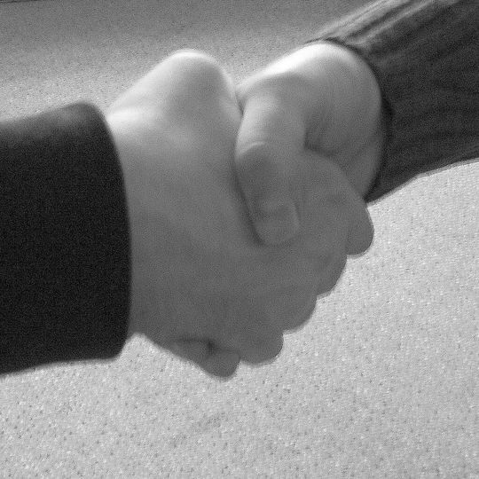 Mit einem Handschlag fangt alles an, doch wie geht es weiter?Mit zehn Tipps funktionierende Business-Netzwerke aufbauen und Kontakte zu Geschäftspartnern pflegen.