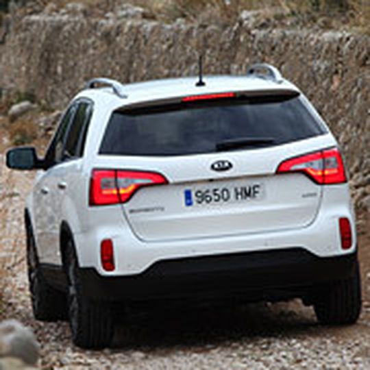 Der überarbeitete Kia Sorento rollt noch im Oktober zu den Händlern. Der überarbeitete Kia Sorento rollt noch im Oktober zu den Händlern.