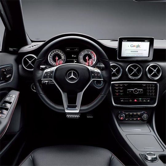 In der Mitte des Armaturenbretts dominiert ein Display in iPad-Optik den Innenraum – je nach Ausstattung in 5,8- oder 7-Zoll-Ausführung.