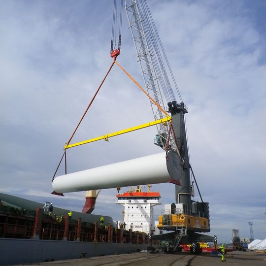 Für den Windenergieanlagen-Hersteller Kenersys wie für den Seehafen Wismar war es eine Premiere: der Umschlag einer kompletten Anlage. Für den Windenergieanlagen-Hersteller Kenersys wie für den Seehafen Wismar war es eine Premiere: der Umschlag einer kompletten Anlage.
