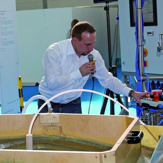 Bei Misch- und Dosieranlagen erhält die elektronische Prozesssteuerung Einzug. Die Vorteile wurden den Messebesuchern auf der „Product Demonstration Area“ anschaulich näher gebracht.