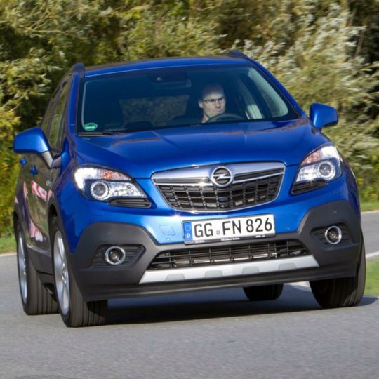 Mit dem kleinen SUV namens Mokka bringt Opel nicht nur ein neues Modell auf den Markt sondern eröffnet auch ein neues Segment. Ab 18.990 Euro ist der kompakte Allrounder zu haben und bietet trotz seiner überschaubaren Abmessungen ein gutes Platzangebot. Mit dem kleinen SUV namens Mokka bringt Opel nicht nur ein neues Modell auf den Markt sondern eröffnet auch ein neues Segment. Ab 18.990 Euro ist der kompakte Allrounder zu haben und bietet trotz seiner überschaubaren Abmessungen ein gutes Platzangebot.
