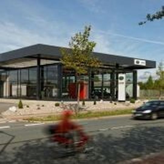 Aus einer leerstehenden Tankstelle in Hof wurde ein Land-Rover-Autohaus.