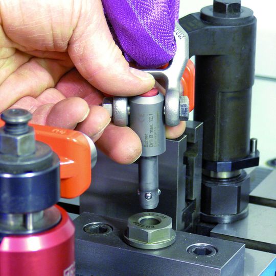 Bild 1: Ein Druck auf den roten Aluminiumknopf unterhalb des Schäkels löst den selbstsichernden Kugeltragbolzen aus der vorgefertigten Bohrung.