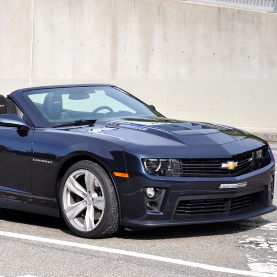 Der Chevrolet Camaro ZL1 ist die wohl stärkste Form des American Way of Life. Das Muscle-Car verfügt über 589 PS und ist als Cabrio nun auch in Deutschland erhältlich. Der Chevrolet Camaro ZL1 ist die wohl stärkste Form des American Way of Life. Das Muscle-Car verfügt über 589 PS und ist als Cabrio nun auch in Deutschland erhältlich.
