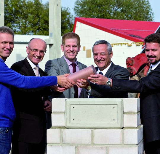 Claus-Peter Lehnert, Geschäftsführer der Weiss Spindeltechnologie GmbH, freut sich gemeinsam mit den Gästen auf den Beginn des Erweitungsbaus in Maroldsweisach. V.l.: Frank Meyer (Bauherr), Wilhelm Schneider (1. Bürgermeister Maroldsweisach), Dr. Jürgen Kantwoski (CFO Weiss), Claus-Peter Lehnert (CEO Weiss), Rudolf Basson (CFO Siemens I DT MC).
