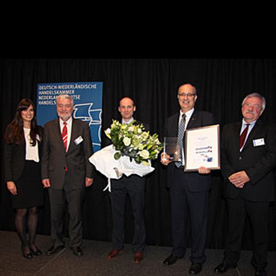 Wirtschaftspreisverleihung in den Niederlanden an Ziehl-Abegg: Johanna Maukner (links) und Axel Gerberding (rechts) von der Handelskammer in Den Haag gratulieren mit dem deutschen Botschafter Heinz-Peter Behr (Zweiter von links) den Partnern Arend Heinen (Mitte) und Ralf Arnold. Wirtschaftspreisverleihung in den Niederlanden an Ziehl-Abegg: Johanna Maukner (links) und Axel Gerberding (rechts) von der Handelskammer in Den Haag gratulieren mit dem deutschen Botschafter Heinz-Peter Behr (Zweiter von links) den Partnern Arend Heinen (Mitte) und Ralf Arnold.