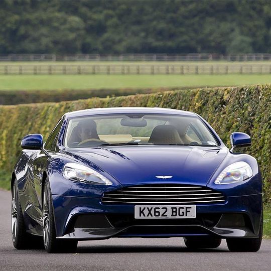 Der neue Aston Martin Vanquish soll beweisen, dass die besten Sportwagen aus Großbritannien kommen. Der neue Aston Martin Vanquish soll beweisen, dass die besten Sportwagen aus Großbritannien kommen.