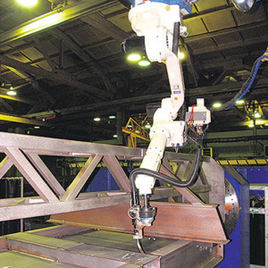 Alle zehn Achsen der Roboteranlage werden koordiniert über eine OTC-Servosteuerung betrieben. Alle zehn Achsen der Roboteranlage werden koordiniert über eine OTC-Servosteuerung betrieben.