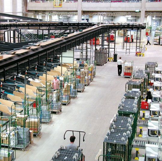 Die Lagerführungssoftware LFS von E+P kommt sowohl bei manuell geführten als auch bei automatischen Lagereinheiten zum Einsatz. Die Lagerführungssoftware LFS von E+P kommt sowohl bei manuell geführten als auch bei automatischen Lagereinheiten zum Einsatz.