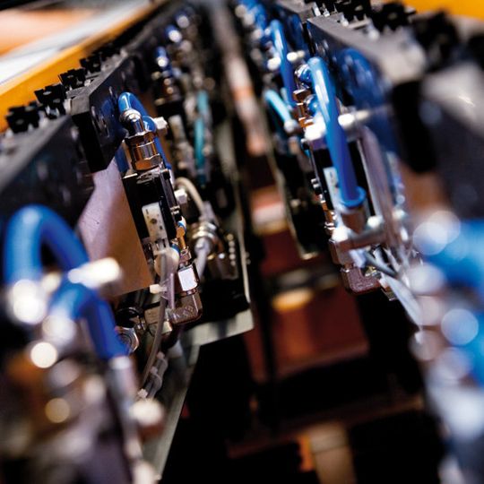 Dreher entwickelt und produziert Automatisierungslösungen für die Blech- und Massivumformung. Dreher entwickelt und produziert Automatisierungslösungen für die Blech- und Massivumformung.