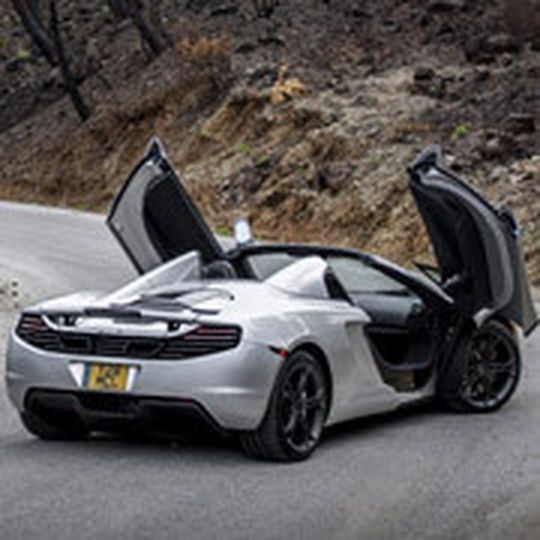 Den McLaren MP4-12C Spider gibt es jetzt auch ohne Dach. Den McLaren MP4-12C Spider gibt es jetzt auch ohne Dach.