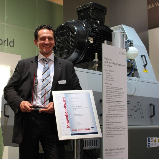GEA-Mitarbeiter Alexander Kraus präsentiert stolz den Innovation Award 2012 in der Kategorie „Mechanische Verfahren“. GEA-Mitarbeiter Alexander Kraus präsentiert stolz den Innovation Award 2012 in der Kategorie „Mechanische Verfahren“.