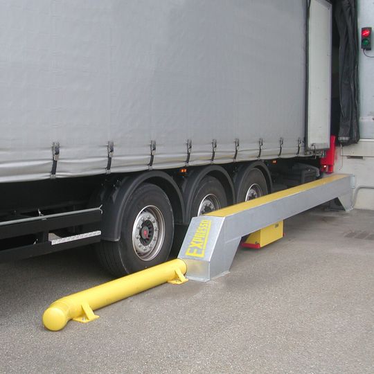 Da rollt nichts mehr: Die Wegfahrsperren "Stop Trucks" von Expresso sorgen für mehr Sicherheit an der Rampe. Da rollt nichts mehr: Die Wegfahrsperren "Stop Trucks" von Expresso sorgen für mehr Sicherheit an der Rampe.