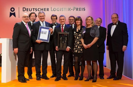 Teammitglieder von Merck freuen sich zusammen mit Prof. Raimund Klinkner, Vorstandsvorsitzender der BVL, (links) und Prof. Thomas Wimmer, Vorsitzender der Geschäftsführung der BVL, (rechts). Teammitglieder von Merck freuen sich zusammen mit Prof. Raimund Klinkner, Vorstandsvorsitzender der BVL, (links) und Prof. Thomas Wimmer, Vorsitzender der Geschäftsführung der BVL, (rechts).