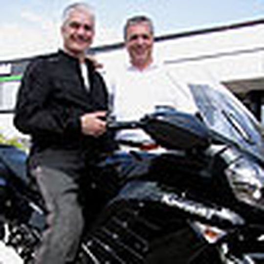 US-Gewinner Darrel Anderson bekam von Jürgen Naue die Schlüssel für eine Kawasaki 1400 GTR. US-Gewinner Darrel Anderson bekam von Jürgen Naue die Schlüssel für eine Kawasaki 1400 GTR.