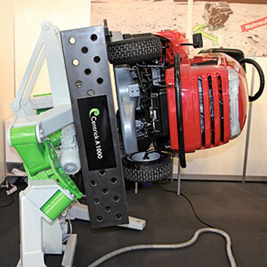 Die angetriebene Version des Manipulators kann Lasten bis 1500 kg um eine virtuelle Drehachse bewegen. Die angetriebene Version des Manipulators kann Lasten bis 1500 kg um eine virtuelle Drehachse bewegen.