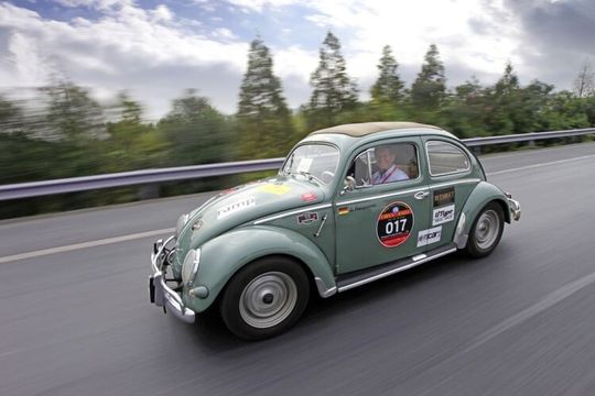 Seinen Wirkungsbereich mal ganz anders erleben: Jochem Heizmann auf einer der wenigen schnellen Passagen der 1.700-Kilometer-Rallye. Seinen Wirkungsbereich mal ganz anders erleben: Jochem Heizmann auf einer der wenigen schnellen Passagen der 1.700-Kilometer-Rallye.