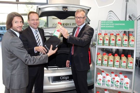 Von links: Dirk Hofmann, Leiter Service-Vermarktung bei Skoda Auto Deutschland GmbH; Frank Göthling, Geschäftsführer Autohaus Göthling & Kaufmann Autom. GmbH, und Stefan Hellmich, Key Account Manager bei Castrol.