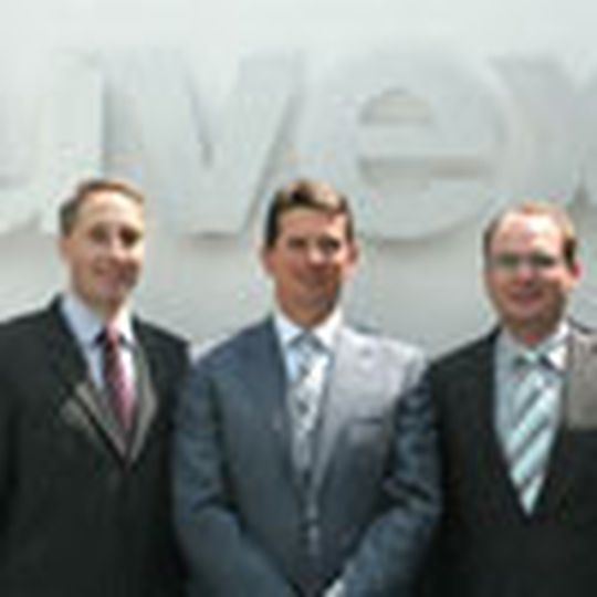 Michael Winter, geschäftsführender Gesellschafter der Uvex Winter Holding GmbH & Co. KG. mit den neuen Geschäftsführern der Uvex Sports Group: Alexander Selch (li.) und Falk Pewestorf (re.). Michael Winter, geschäftsführender Gesellschafter der Uvex Winter Holding GmbH & Co. KG. mit den neuen Geschäftsführern der Uvex Sports Group: Alexander Selch (li.) und Falk Pewestorf (re.).