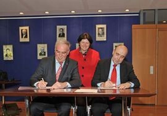 Bei der Unterzeichnung des Kooperationsvertrags (v. l.): Rektor Prof. Dr. Karl-Heinz Meisel, Cornelia Petzold-Schick, Oberbürgermeisterin der Stadt Bruchsal, und Johann Soder, Geschäftsführer Technik der SEW-EURODRIVE GmbH & Co. KG. Bei der Unterzeichnung des Kooperationsvertrags (v. l.): Rektor Prof. Dr. Karl-Heinz Meisel, Cornelia Petzold-Schick, Oberbürgermeisterin der Stadt Bruchsal, und Johann Soder, Geschäftsführer Technik der SEW-EURODRIVE GmbH & Co. KG.