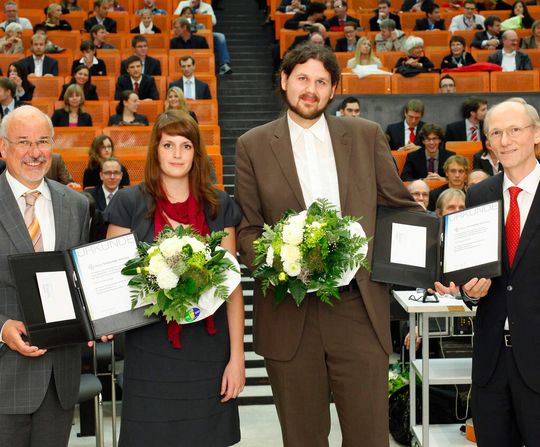 Feierstunde in der TU Dortmund (v.l.): Prof. Sebastian Engell, Dekan der Fakultät Bio- und Chemieingenieurwesen der TU Dortmund, mit den ausgezeichneten Absolventen Dipl.-Ing. Linda Lange und Dipl.-Ing. Martin Dirks sowie Dr. Günter Bachlechner, BTS-Leiter Technology Development. Feierstunde in der TU Dortmund (v.l.): Prof. Sebastian Engell, Dekan der Fakultät Bio- und Chemieingenieurwesen der TU Dortmund, mit den ausgezeichneten Absolventen Dipl.-Ing. Linda Lange und Dipl.-Ing. Martin Dirks sowie Dr. Günter Bachlechner, BTS-Leiter Technology Development.