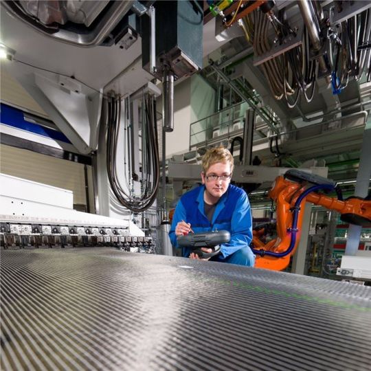 BMW verwendet bei der Herstellung von Leichtbauteilen Kohlenfaser-Gewebereste. BMW verwendet bei der Herstellung von Leichtbauteilen Kohlenfaser-Gewebereste.