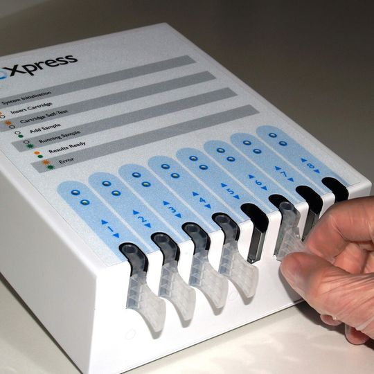 Prüfgerät PyroXpress zur Messung bakterieller Verunreinigungen. Prüfgerät PyroXpress zur Messung bakterieller Verunreinigungen.