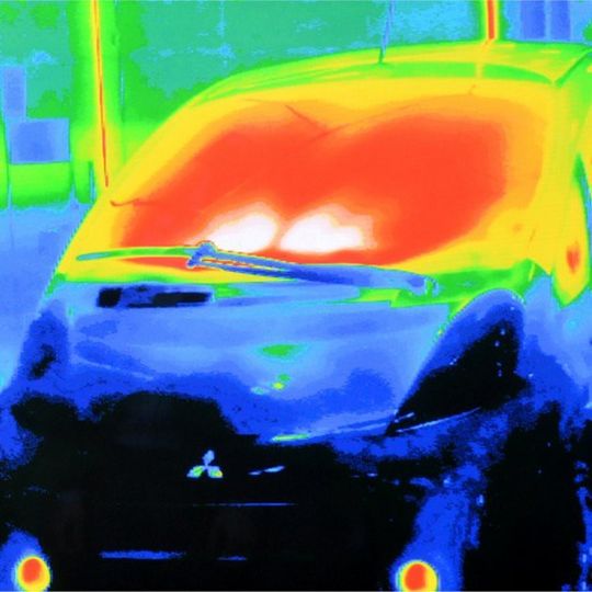 Die Webasto Standheizung für Hybrid- und Elektrofahrzeuge: Auf dem Thermographiebild zeigen die hellen Bereiche die Aufheizung des Innenraums. Die Webasto Standheizung für Hybrid- und Elektrofahrzeuge: Auf dem Thermographiebild zeigen die hellen Bereiche die Aufheizung des Innenraums.