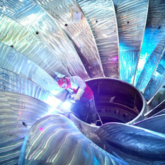 1. Platz des DVS-Fotowettbewerbs 2012: "Schweißer im Turbinenrad", fotografiert von Jan Hosan, EBM Hightec Welding. 1. Platz des DVS-Fotowettbewerbs 2012: "Schweißer im Turbinenrad", fotografiert von Jan Hosan, EBM Hightec Welding.