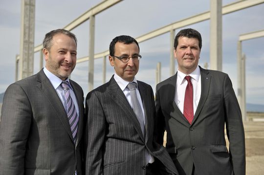 Vor der Baustelle: Claus Holm (Witron), Said Bindou (E. Leclerc SCAPAlsace) und Jean-Marc Heilig (Witron) freuen sich auf die Zusammenarbeit. Vor der Baustelle: Claus Holm (Witron), Said Bindou (E. Leclerc SCAPAlsace) und Jean-Marc Heilig (Witron) freuen sich auf die Zusammenarbeit.