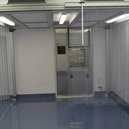 Beispielinstallation einer Reinigungsanlage mit Blick auf die Reinraumseite.