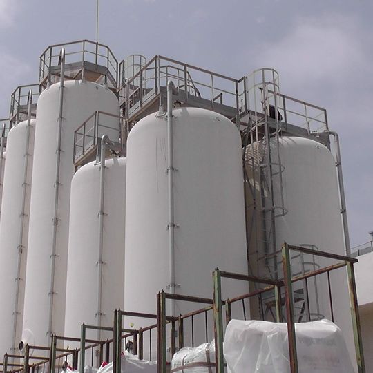 In den zehn Kunststoffgranulat-Silos der Firma Playmobil (Malta) wird mit Einsatz der Füllstandmelder Nivobob zuverlässig und einfach der Füllstand detektiert. Als Vollmelder kommt der Drehflügelmelder Rotonivo zum Einsatz, der eine Überfüllung vermeidet In den zehn Kunststoffgranulat-Silos der Firma Playmobil (Malta) wird mit Einsatz der Füllstandmelder Nivobob zuverlässig und einfach der Füllstand detektiert. Als Vollmelder kommt der Drehflügelmelder Rotonivo zum Einsatz, der eine Überfüllung vermeidet