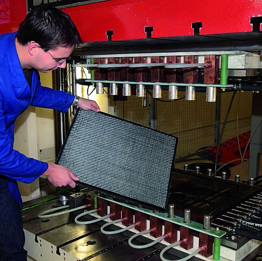 Variothermes RTM-Werkzeug mit Induktionsheizung am Institut für Verbundwerkstoffe in Kaiserlautern. An diesem Werkzeug wurde der Einfluss der variothermen Prozessführung auf die Zykluszeit untersucht.