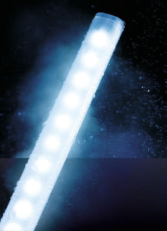 Die elegante CLA-Lichtleiste entspricht der Schutzart IP 69K: Auch unter Hochdruck können heißes Wasser und Staub ihr nichts anhaben. Die elegante CLA-Lichtleiste entspricht der Schutzart IP 69K: Auch unter Hochdruck können heißes Wasser und Staub ihr nichts anhaben.