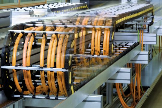 Wichtig ist, das System Energieführung als Ganzes zu betrachten und die einzelnen Komponenten genau aufeinander abzustimmen. Dabei sind ausführliche Tests in der Entwicklung hochdynamischer Leitungen unverzichtbar. Wichtig ist, das System Energieführung als Ganzes zu betrachten und die einzelnen Komponenten genau aufeinander abzustimmen. Dabei sind ausführliche Tests in der Entwicklung hochdynamischer Leitungen unverzichtbar.