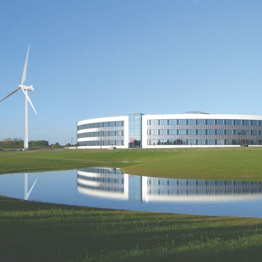 Markantes Zeichen des Widex-Firmensitzes in Dänemark ist das Windrad.
