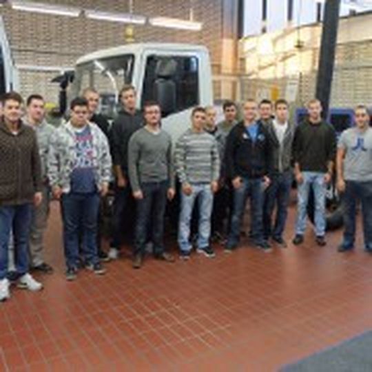 Die Abiturienten starten motiviert in ihre verkürzte Kfz-Ausbildung.