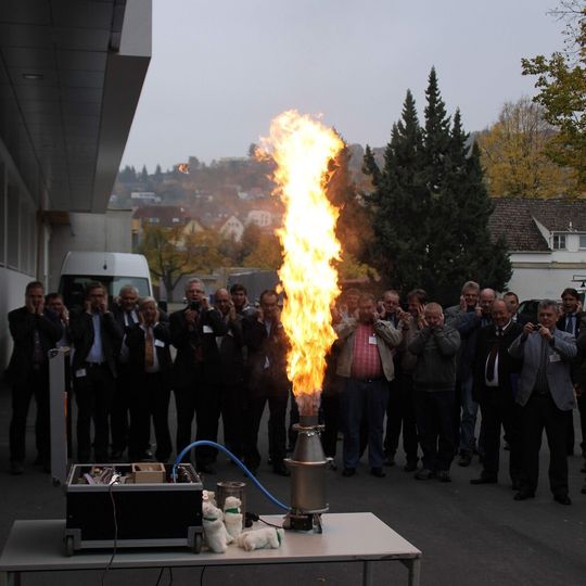 Die Demonstrationsexplosion wollte sich kein Teilnehmer des Pumpen- und Schüttgutforums entgehen lassen.
