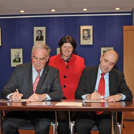 Bei der Unterzeichnung des Kooperationsvertrags (von links): Rektor Prof. Dr. Karl-Heinz Meisel, Cornelia Petzold-Schick, Oberbürgermeisterin der Stadt Bruchsal, und Johann Soder, Geschäftsführer Technik der SEW-EURODRIVE GmbH & Co. KG Bei der Unterzeichnung des Kooperationsvertrags (von links): Rektor Prof. Dr. Karl-Heinz Meisel, Cornelia Petzold-Schick, Oberbürgermeisterin der Stadt Bruchsal, und Johann Soder, Geschäftsführer Technik der SEW-EURODRIVE GmbH & Co. KG