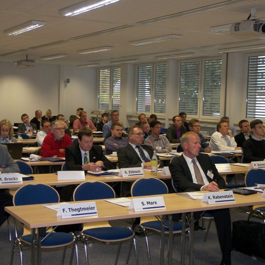 Am zweiten Tag des Schüttgutforums in Würzburg gingen die Teilnehmer der Frage nach, wie man Schüttgüter dazu bekommt, sich in die richtige Richtung zu bewegen. Am zweiten Tag des Schüttgutforums in Würzburg gingen die Teilnehmer der Frage nach, wie man Schüttgüter dazu bekommt, sich in die richtige Richtung zu bewegen.